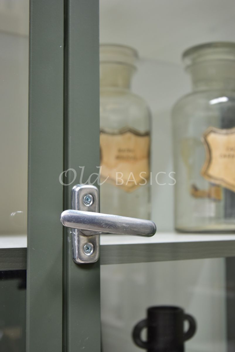 Detail van Apothekerskast Demi, 2 deuren, RAL7009, groen, grijs, materiaal staal